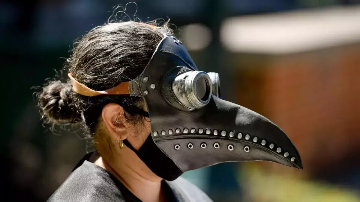 Eine Protest-Teilnehmerin mit Schnabelmaske