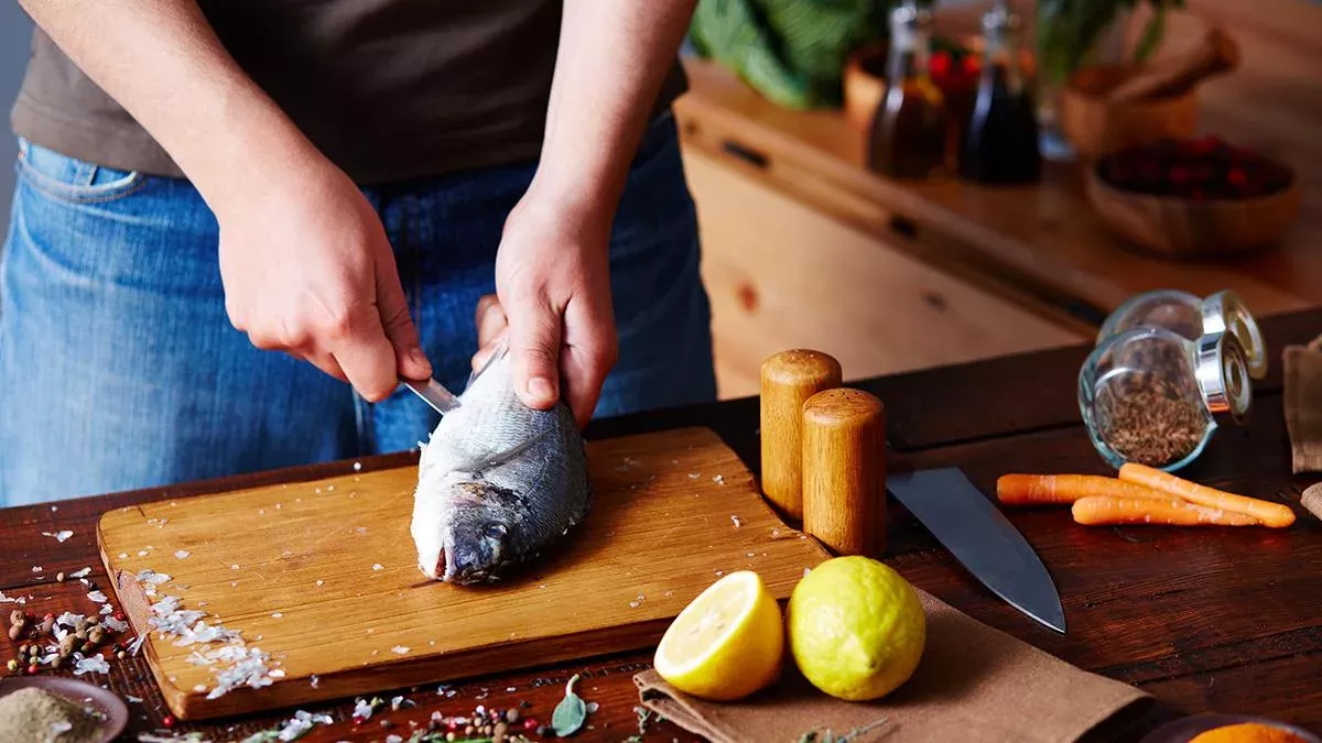 Er fängt einen Fisch mit blauem Fleisch