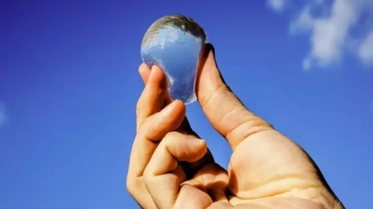 Essbare Wasserblase macht Plastikflaschen überflüssig