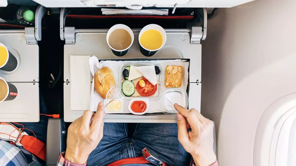 Forscher finden heraus, warum das Essen im Flugzeug oft nicht schmeckt
