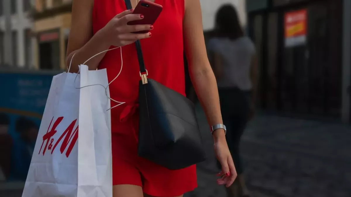 Frau mit H&M-Tüte am Handy