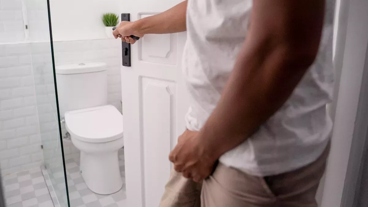 Männer gehen nicht nur zum Pinkeln aufs Klo