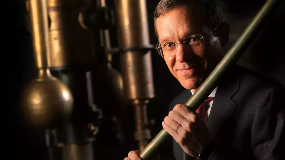 Prof. Avi Loeb, der Vorstand von Harvards Astronomie-Abteilung posiert mit einem Teleskop