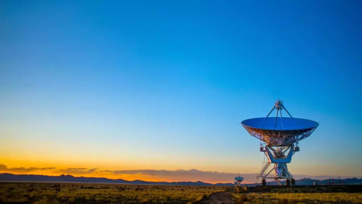 Radioteleskope in der Abenddämmerung in Socorro, USA