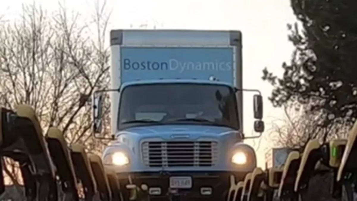 Roboterhunde ziehen LKW