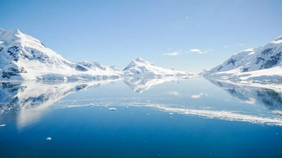 Schneebedeckte Berge in der Antarktis mit See