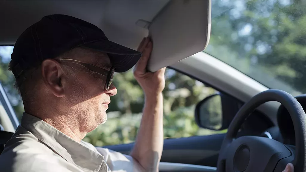 Sonnenblende im Auto: Neue Erfindung soll jetzt besseren Schutz bieten