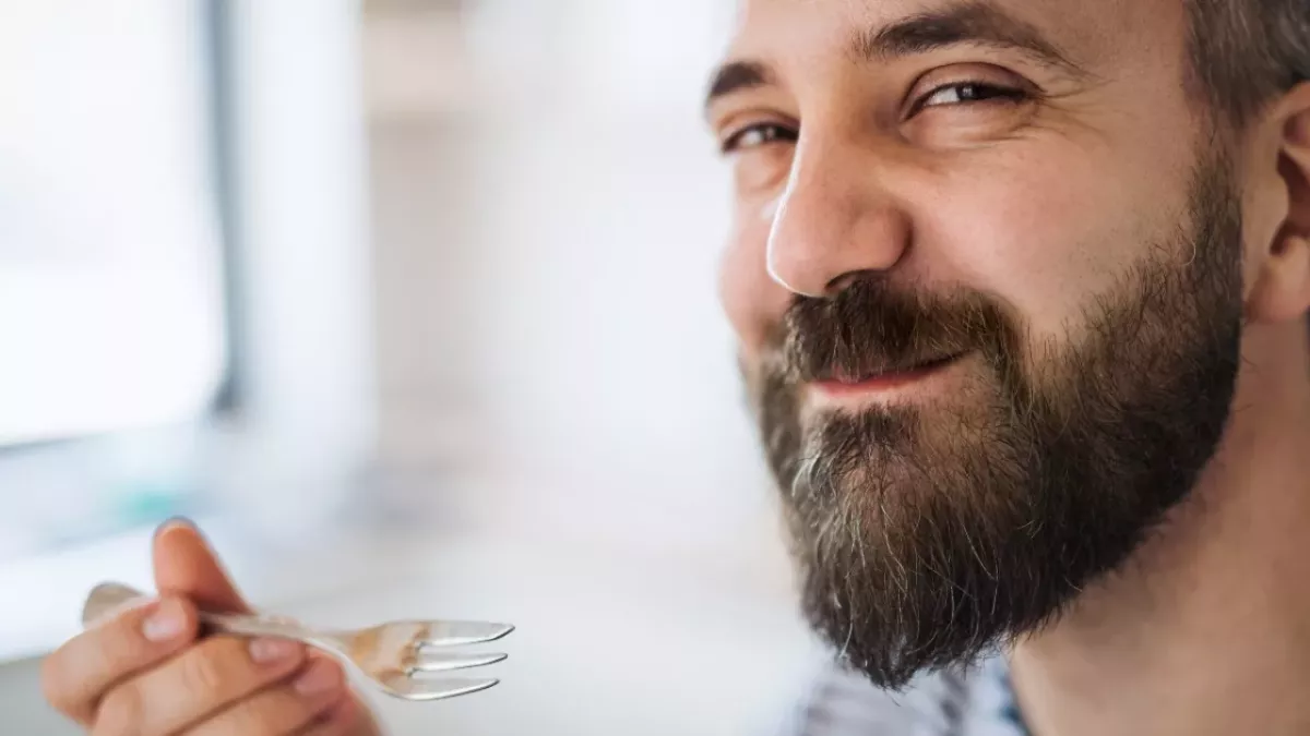 Studie bestätigt: Diese Art zu kauen führt bei vielen zu Übergewicht