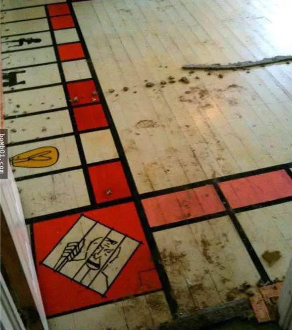 Unter dem Teppich: Ein riesiges und altes Monopoly-Spiel