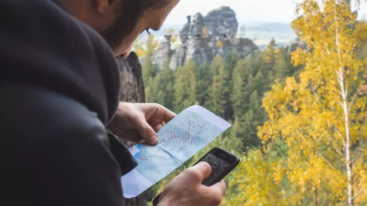 Wandern mit Smartphone ist keine gute Idee.