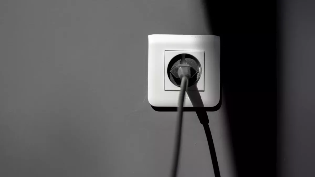 Wer Geld sparen will, sollte Ladekabel immer aus der Steckdose nehmen