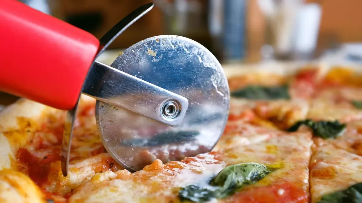 Zwei Mathematiker entwickeln eine Methode, wie du deine Pizza perfekt schneiden kannst. 