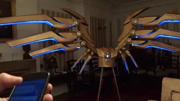 League of Legends: Er steuert ein Cosplay von Kayle per Smartphone