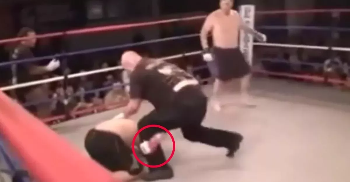 Kämpfer grappelt mit dem Kampfrichter
