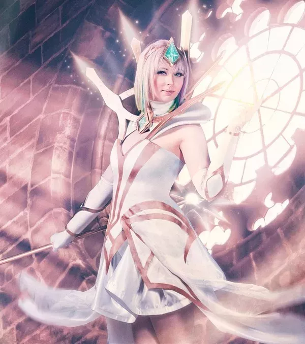 League of Legends: Die Cosplays von Lux der Elemente