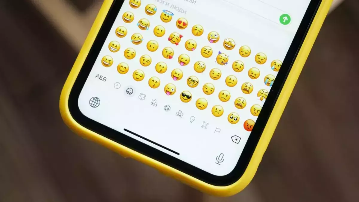 Ein Smartphone mit diversen Emojis