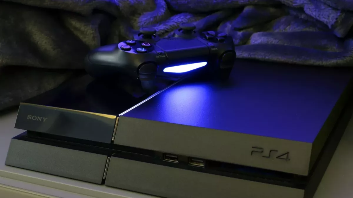 Mann schockiert über Dreckansammlung in seiner PS4