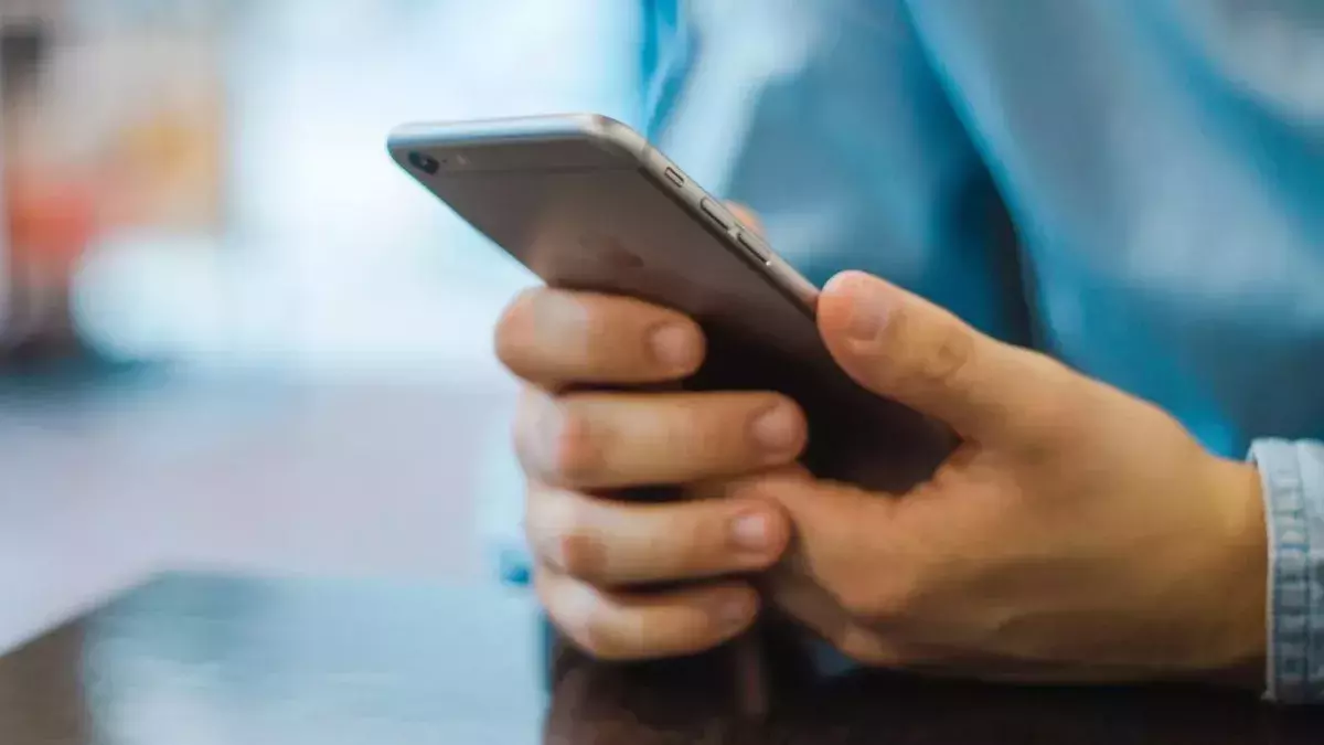 Wer das Handy nicht aus der Hand legen kann, leidet vielleicht unter Nomophobie