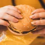 Britin bereitet sich mit McDonald's Essen auf Wettkampf vor