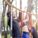 Calisthenics-Übung in der Gruppe