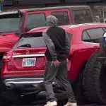 Der Mercedes-SUV besetzt einfach mal zwei Parkplätze. Zwei andere Autofahrer rächen sich!