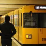 16-jähriges Flüchtlingsmädchen findet 14.000 Euro in U-Bahn