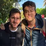 Er macht ein Foto mit Messi, aber ein Detail zieht die Aufmerksamkeit der Internetuser auf sich