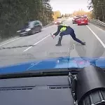 Polizist stoppt Raser mit Nagelteppich