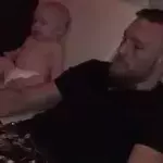 Conor McGregor sieht sich mit seinem Sohn einen MMA-Kampf an