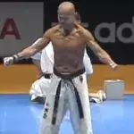 Krasse Vorführung: Dieser Karate-Opa ist 75 Jahre alt und hat es immer noch voll drauf!