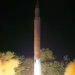 Jetzt drehen sie völlig ab: Nordkorea schießt eine Rakete in Richtung eines Passagierflugzeugs