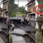 Schweiz: Auto eingeklemmt zwischen Schranken, Passanten flippen aus und der Zug rollt an!