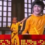 Der kleine Junge imitiert sein großes Vorbild Bruce Lee – und wie!