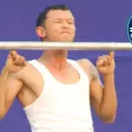 Maibam Itomba Meitei hält den Rekord in Klimmzügen mit den kleinen Fingern! Sein Training ist mega!