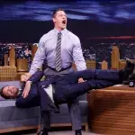 Der berühmte Moderator Jimmy Fallon bringt John Cena im Deadlift an seine Grenzen