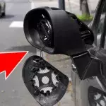 Er beschuldigt den anderen Autofahrer, seinen Seitenspiegel beschädigt zu haben. Doch dahinter verbirgt sich eine fiese Masche!