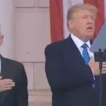 Donald Trump zappelt bei einer feierlichen Zeremonie herum