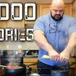 Hier seht ihr, wie Brian Shaw, der stärkste Mann der Welt, es schafft, 12 000 Kalorien am Tag zu essen
