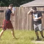 Ein junger Ringer misst sich im Hintergarten gegen einen Muay-Thai-Kämpfer