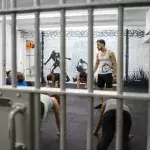 Coss Marte, ein ehemaliger Häftling, hat ein Fitnessstudio eingerichtet, das wie ein Gefängnis aussieht