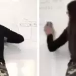 Die Lehrerin wischt die Tafel ab: Die Schüler können den Blick nicht von ihr abwenden!