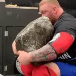 "Der Berg" hievt einen 194 Kilo-Stein auf seine Schulter - dann kommt der Knacks (Video)