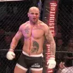 MMA-Kämpfer dreht durch und gibt seinem Gegner eine Kopfnuss