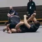 Er weigert sich, abzuklopfen. Dabei hätte er bei diesem Jiu-Jitsu-Armhebel lieber aufgeben sollen...
