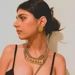 Mia Khalifa sprengt knallengen Badeanzug mit praller Oberweite