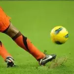 Schlecht geschossener Fußball fliegt aus Stadion in ein anderes Land!