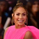 Mit fast 50: Jennifer Lopez zeigt, was sich unter ihrem Shirt verbirgt