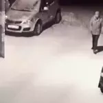 Russland: Betrunkener stolpert über Parkplatz, doch hinter dem Auto lauert etwas