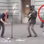 Ein Straßenmusiker wird durch die Stimme einer Passantin total umgehauen!