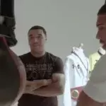 Anthony Joshua testet die Kraft seines Armes an einer Punching Machine